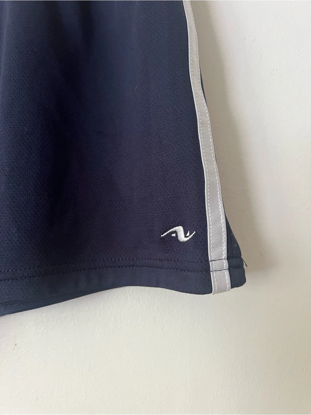 Athletic Works Women’s Navy logo Athletic Gym Workout Shorts White Stripe, 4/6